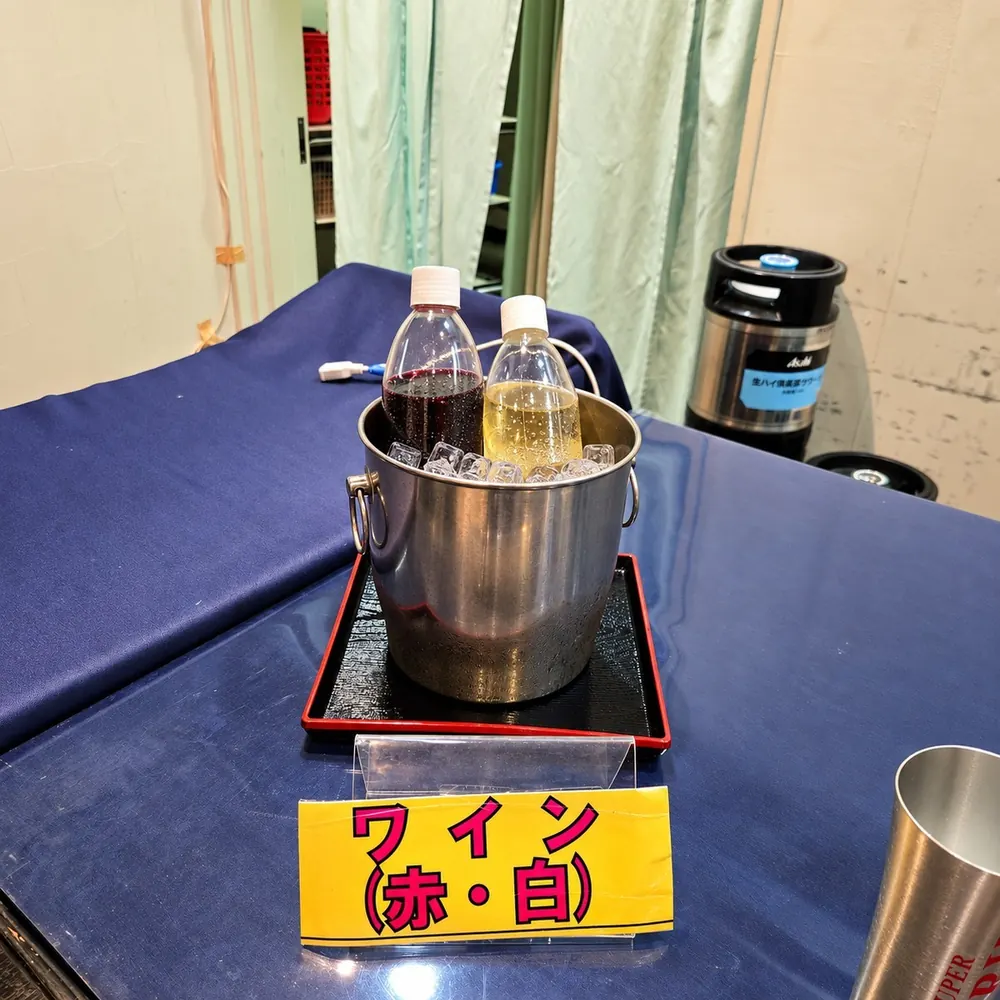 氷で冷やした赤ワインと白ワイン