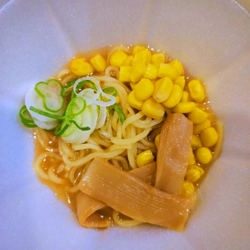 ねぎ、コーン、メンマをのせたラーメン