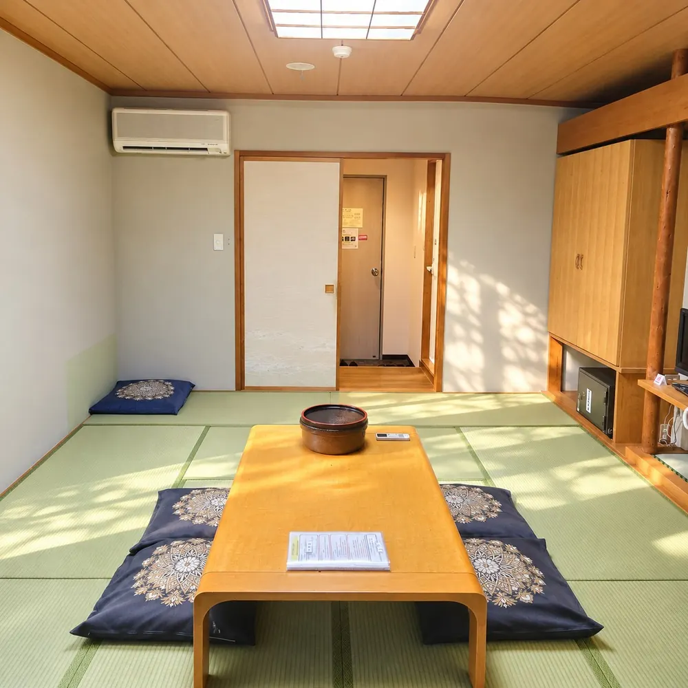 座卓と座布団がある10畳の和室