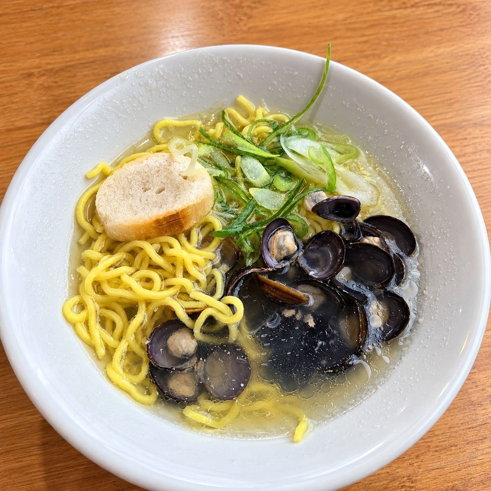 しじみがのった、透き通ったスープのラーメン